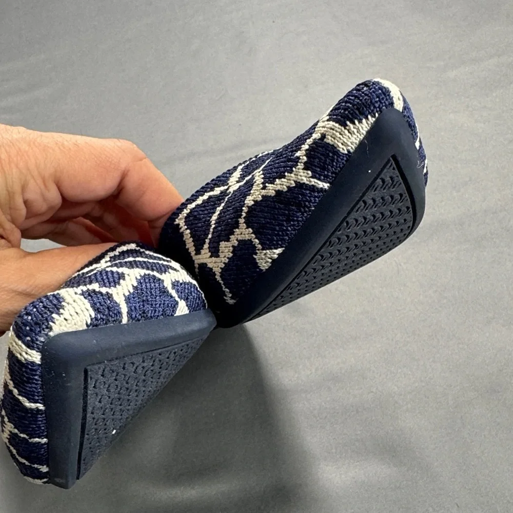 Rothy's The Point Indigo Giraffe Blue White Animal Print Size 7.5‎ Pointed Toe